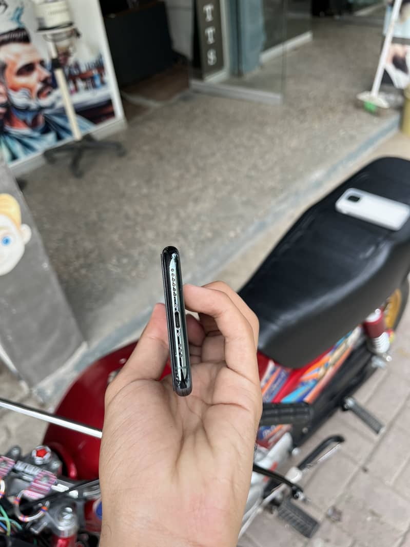 Apple iPhone 11 Pro 4