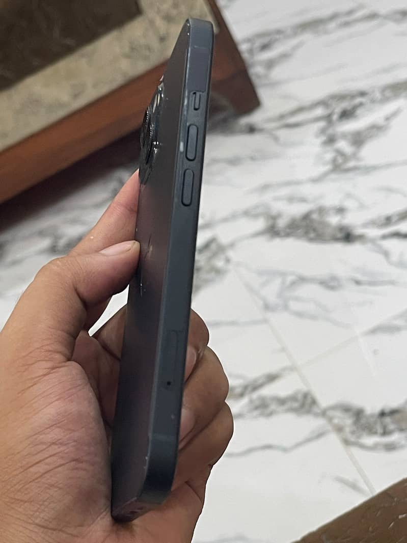 Apple iPhone 13 8