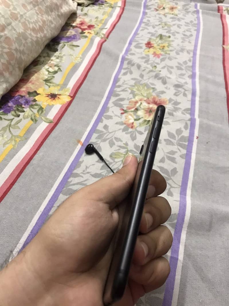 Apple iPhone 7 3