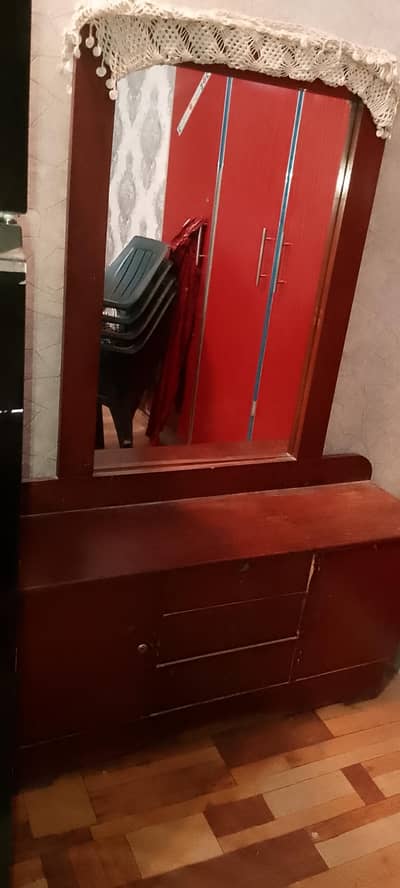 beautiful dressing used good condition