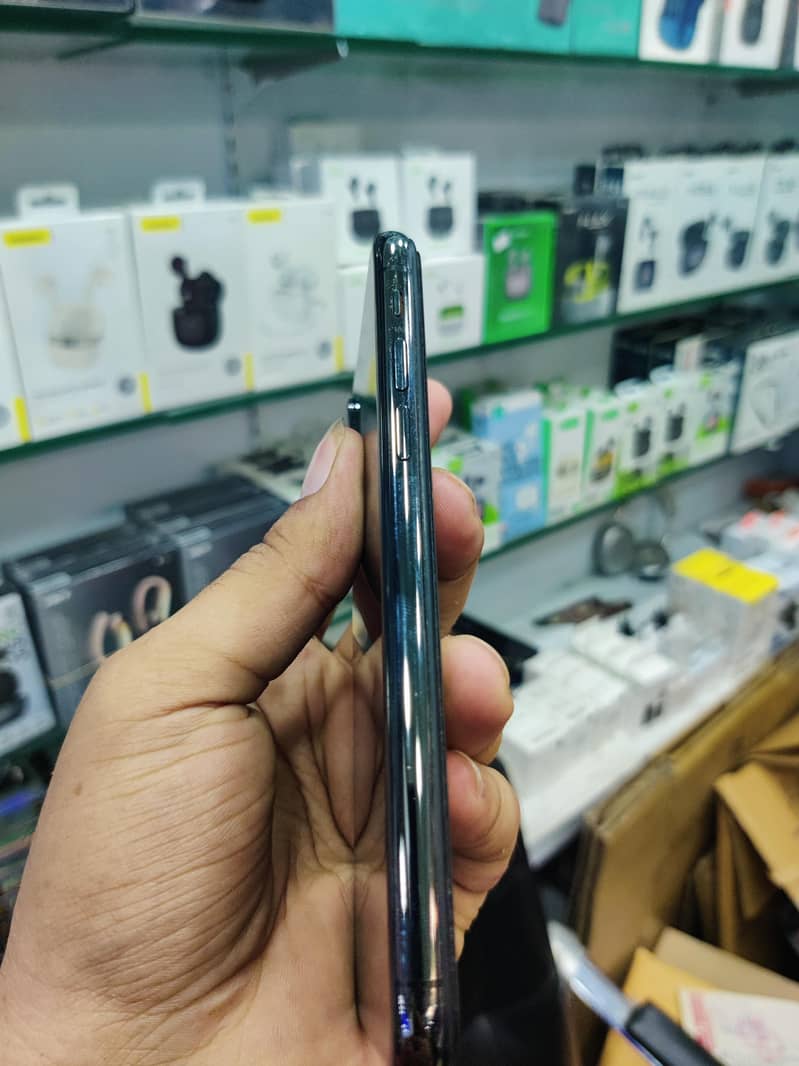 Apple iPhone X 3