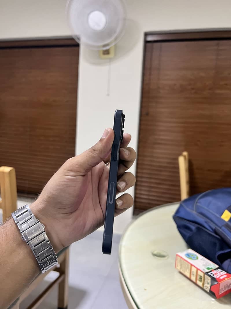 Apple iPhone 13 2