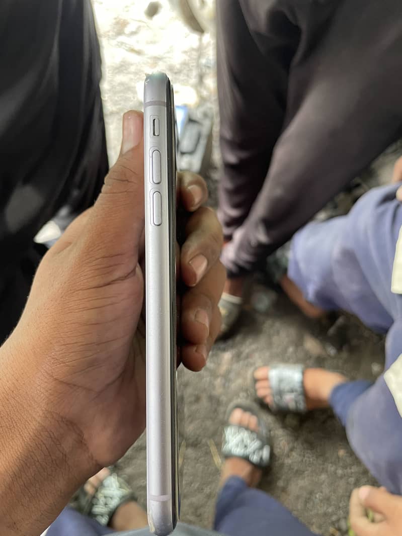 Apple iPhone 11 4