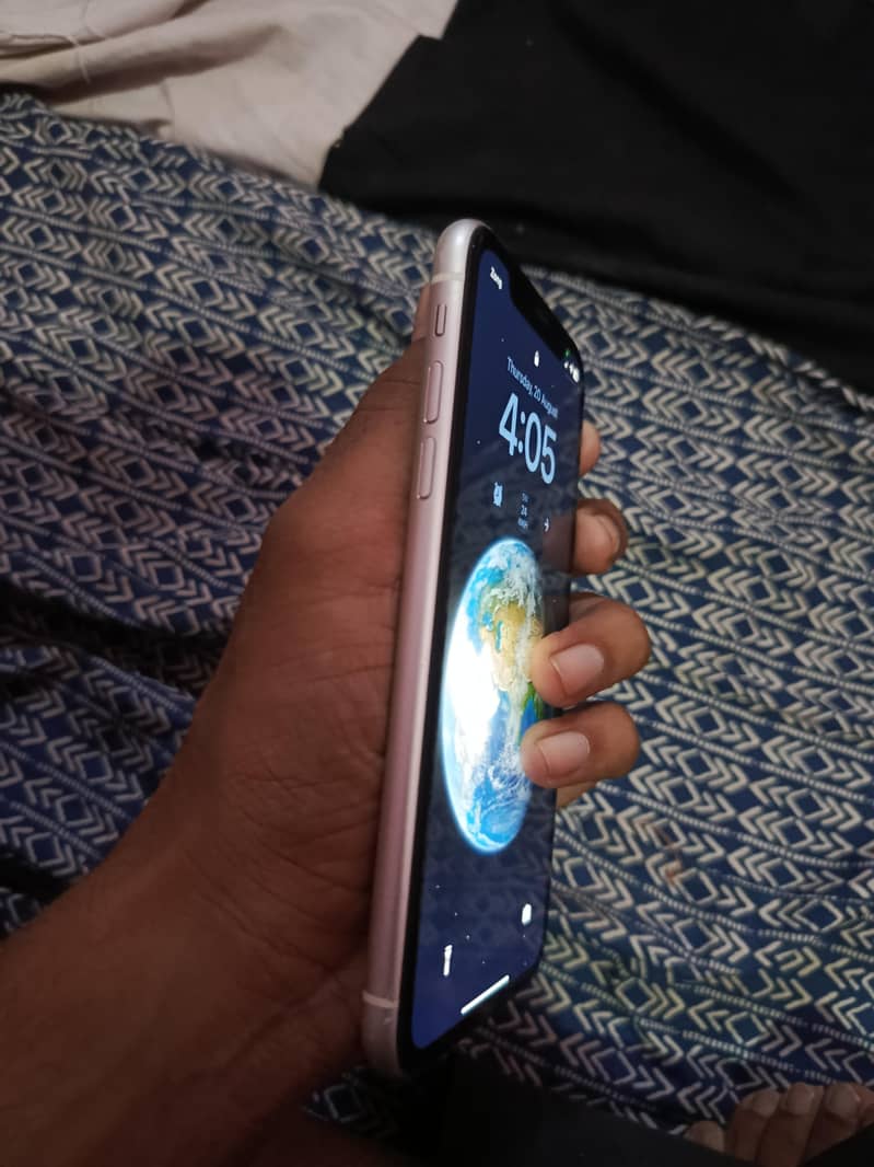 Apple iPhone 11 4