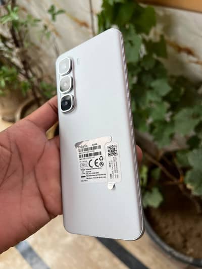 Infinix hot 60 pro plus 8+8 256gb 4 month wranty my hai 03027622003.