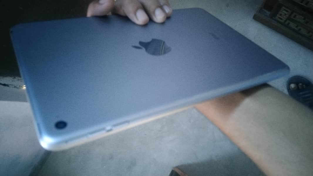 Ipad mini 4 16 gb (negotiable) 2