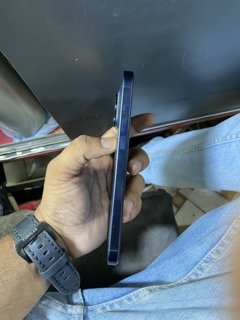 Apple iPhone 15 Pro Max 2