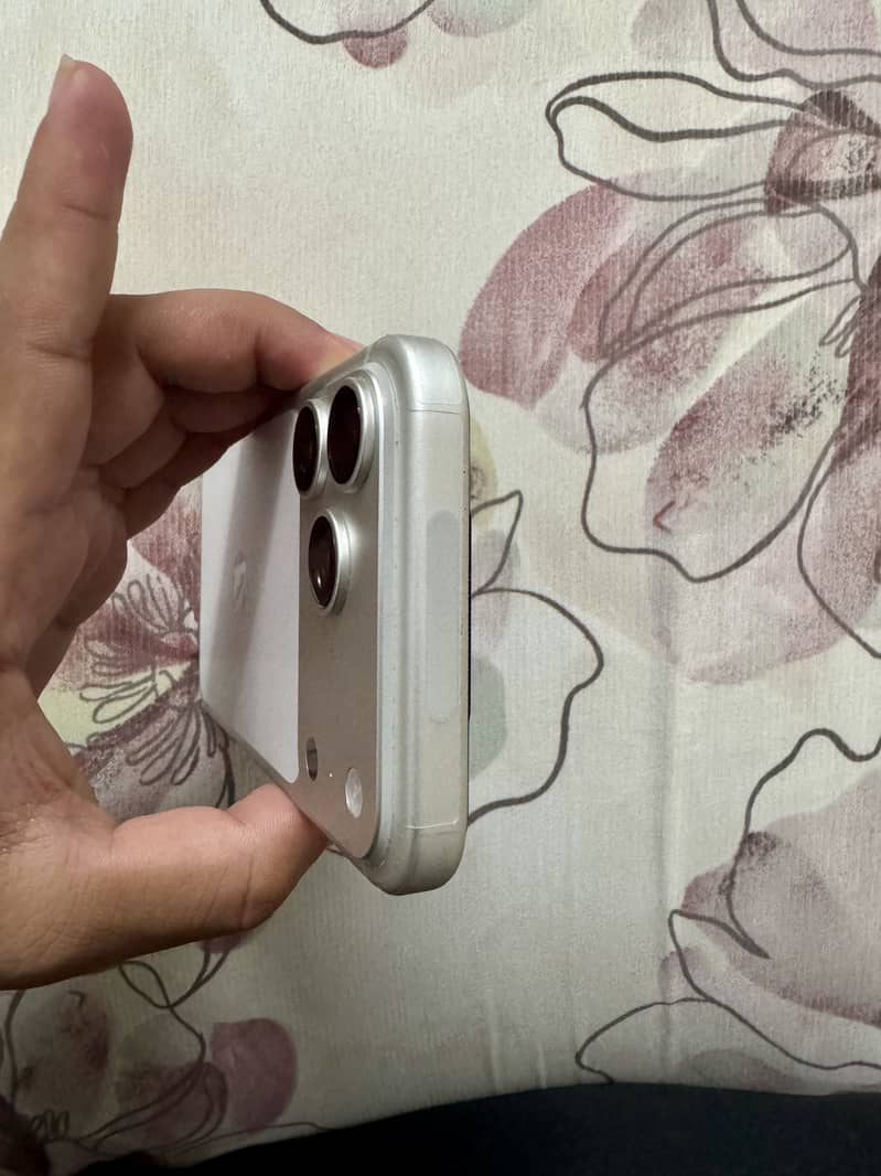 Apple iPhone 17 Pro Max 4