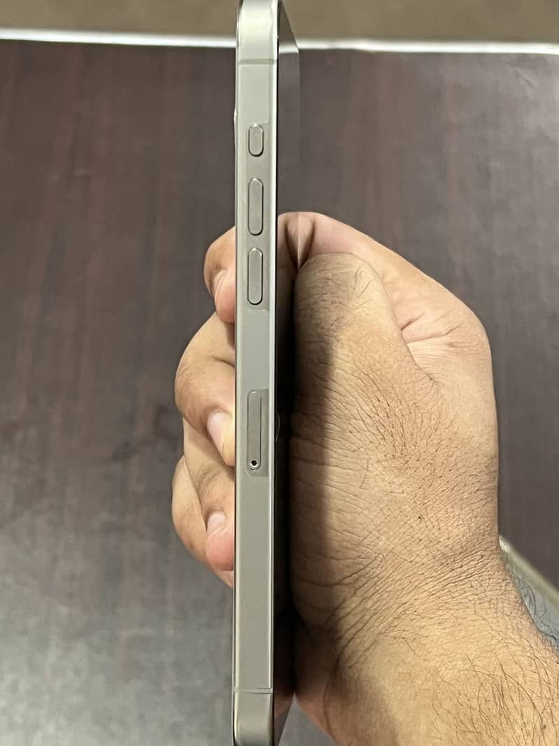 Apple iPhone 15 Pro Max 4