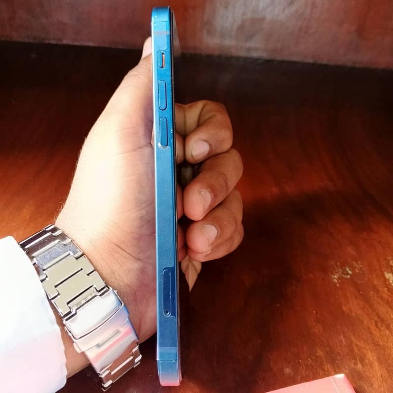 Apple iPhone 12 4