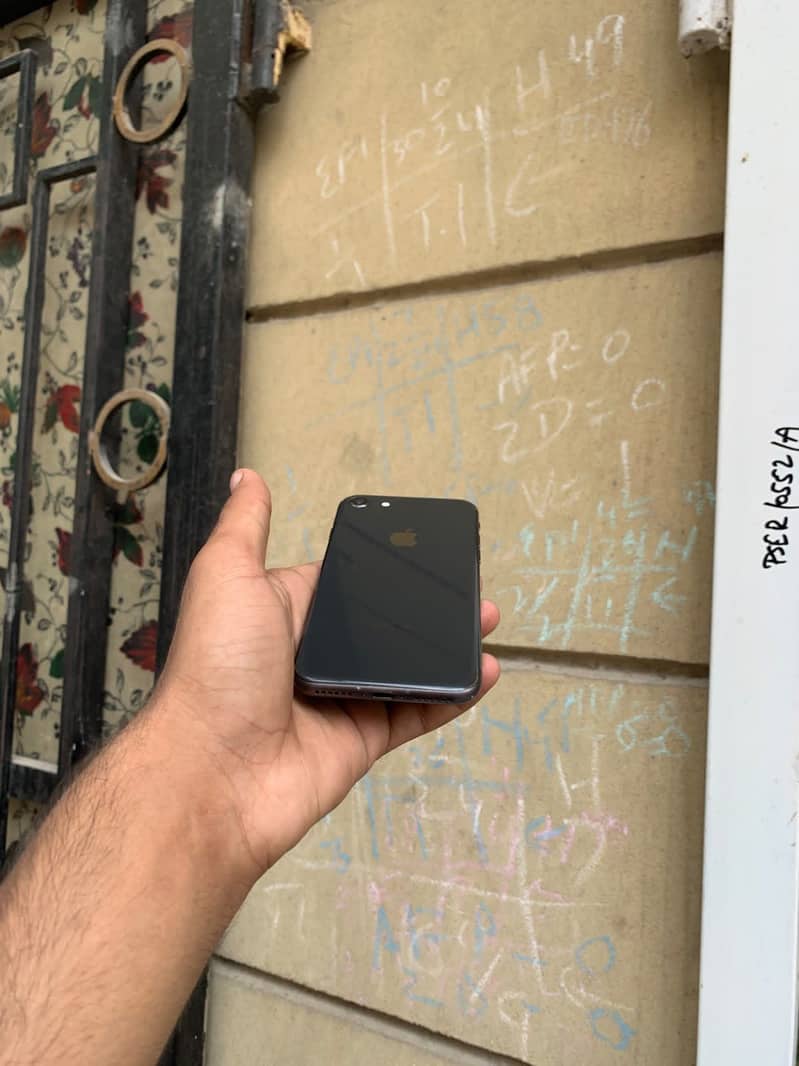 Apple iPhone 8 4
