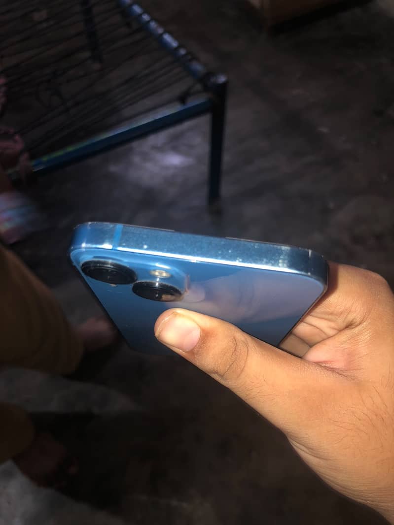 Apple iPhone 13 5