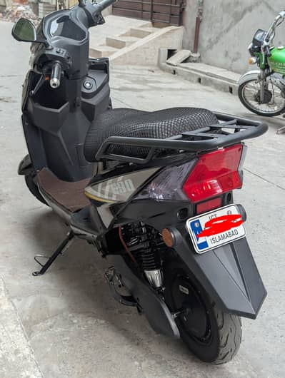 E90 Electric Scooty