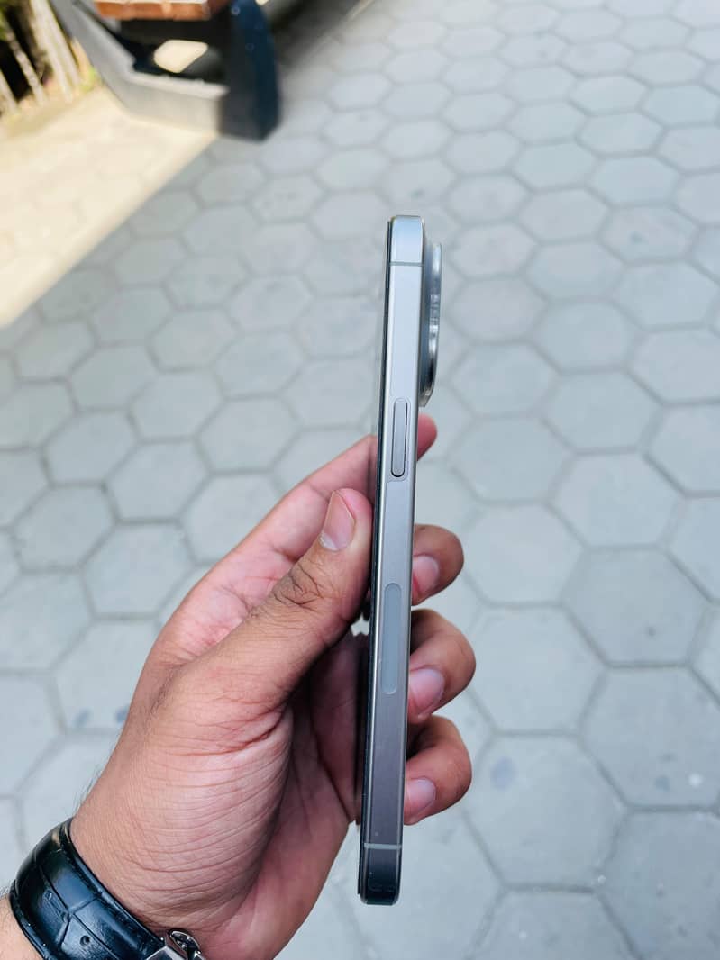 Apple iPhone 15 Pro Max 2