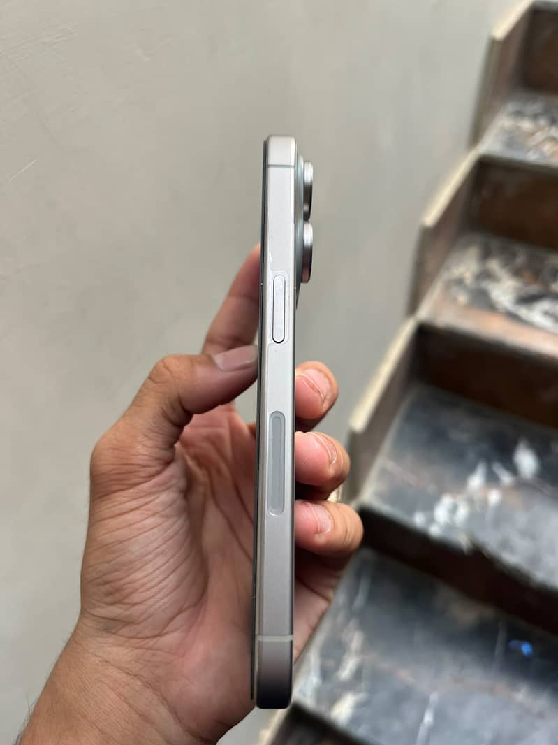 Apple iPhone 15 Pro 2