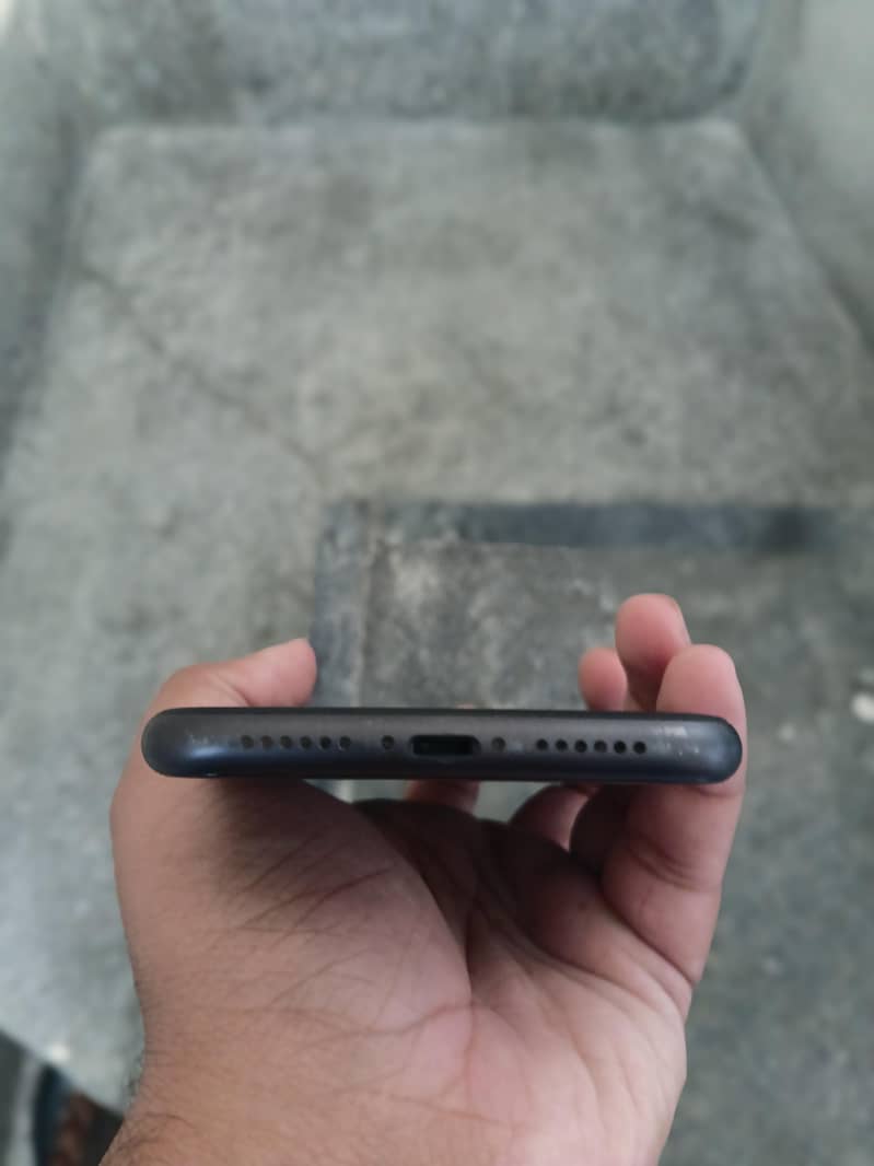 Apple iPhone 11 4