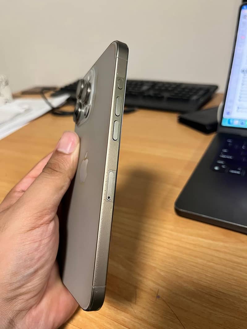 Apple iPhone 15 Pro Max 4