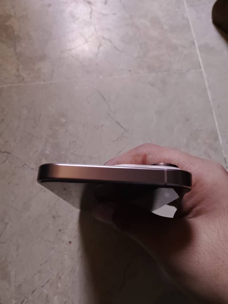 • IPHONE 16 PRO MAX 5