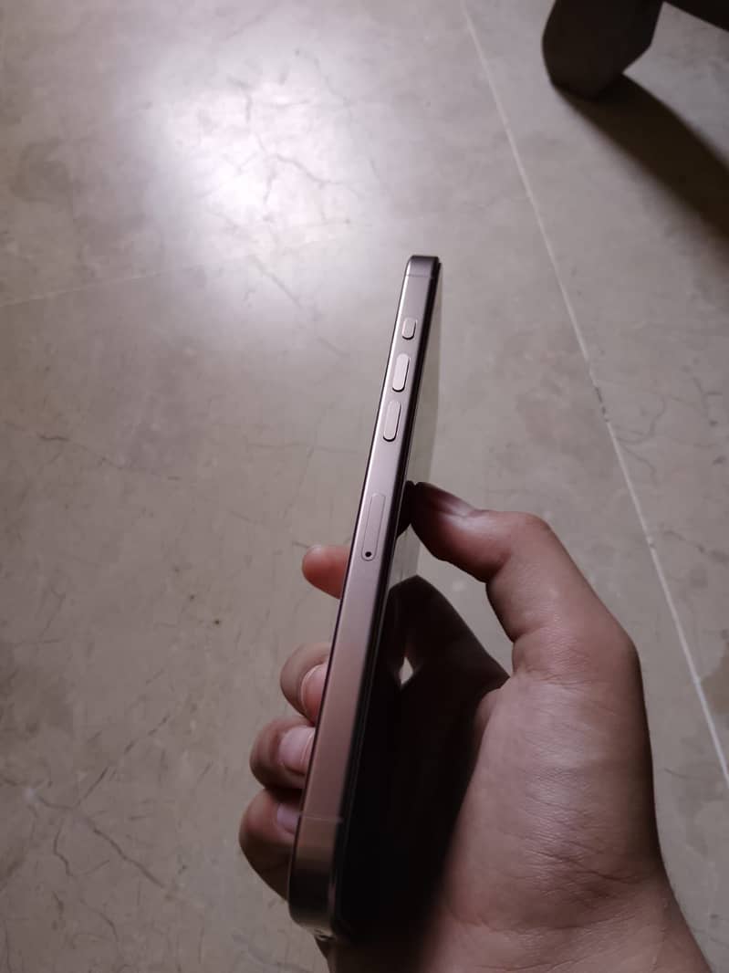 • IPHONE 16 PRO MAX 6