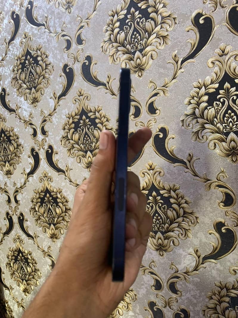 Apple iPhone 12 4
