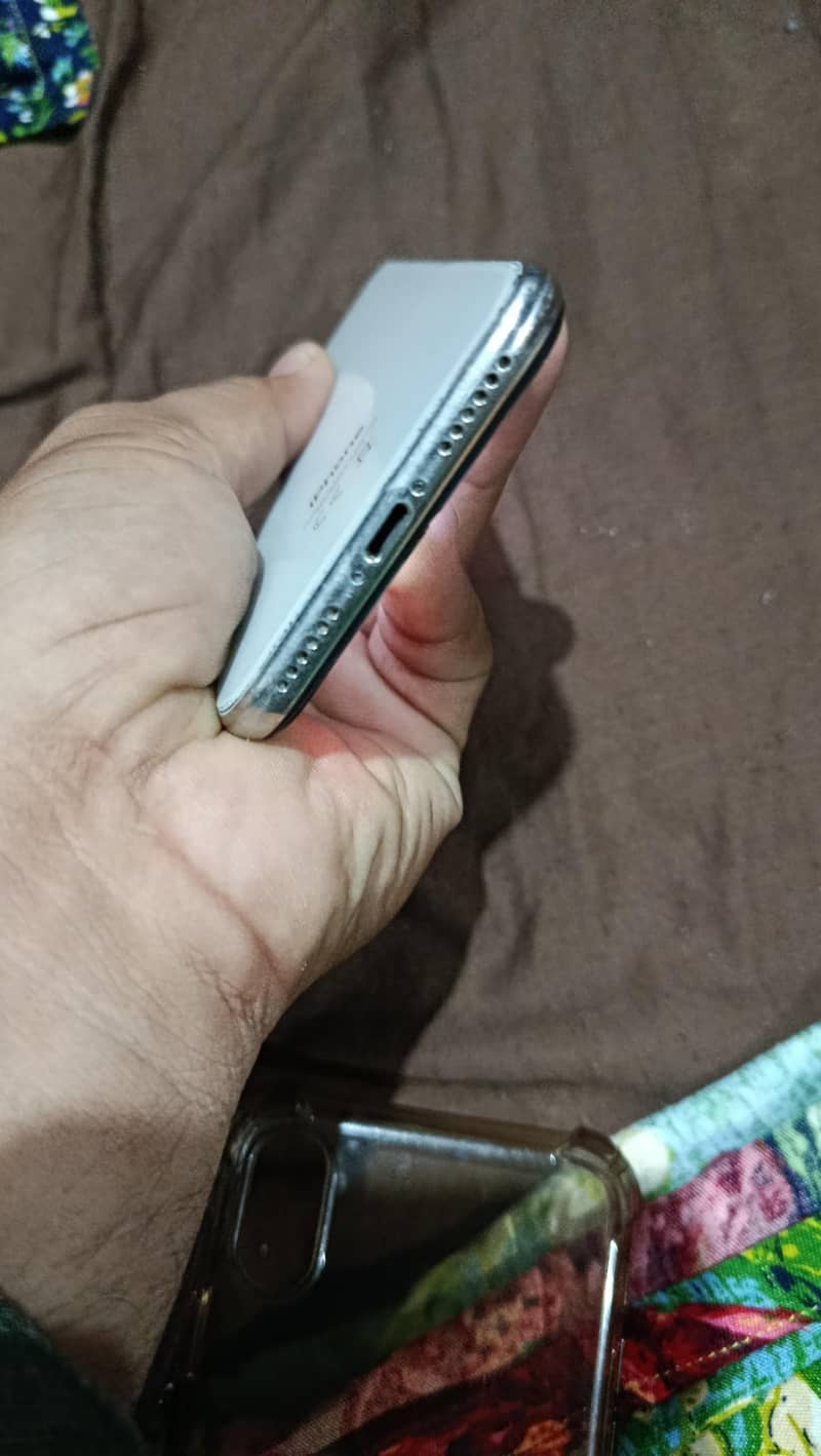 Apple iPhone X 4