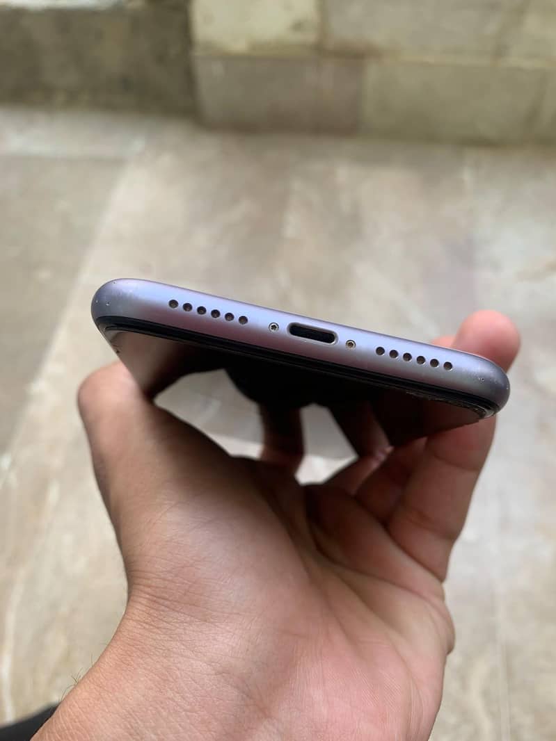iPhone 11 4