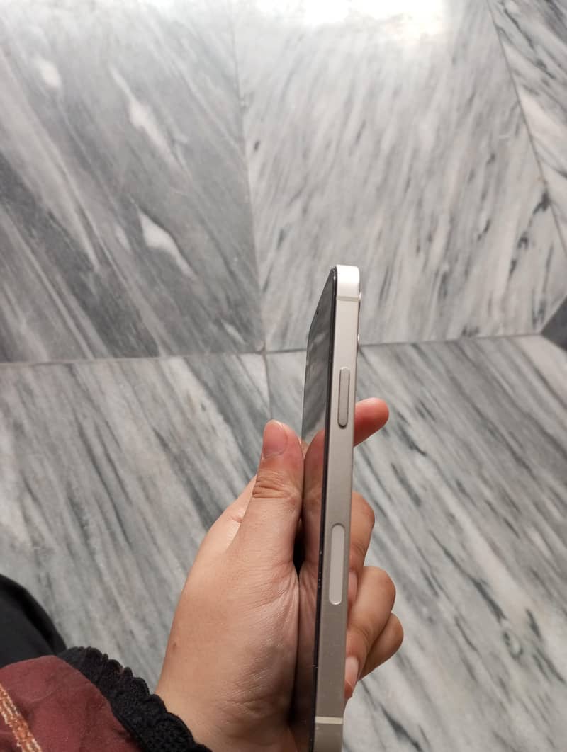 Apple iPhone 12 4