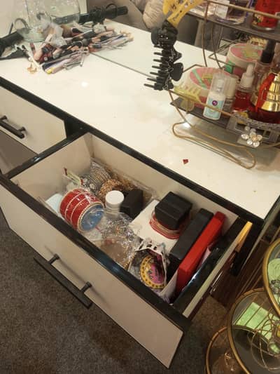 urgent saleI want to sell my some home new furniture