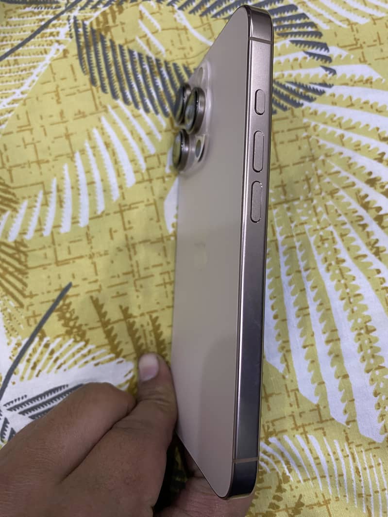 Apple iPhone 16 Pro 2