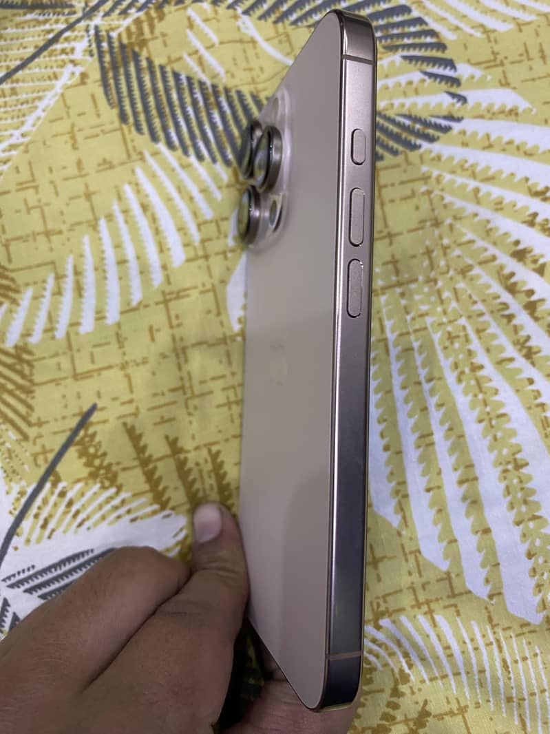 Apple iPhone 16 Pro 3