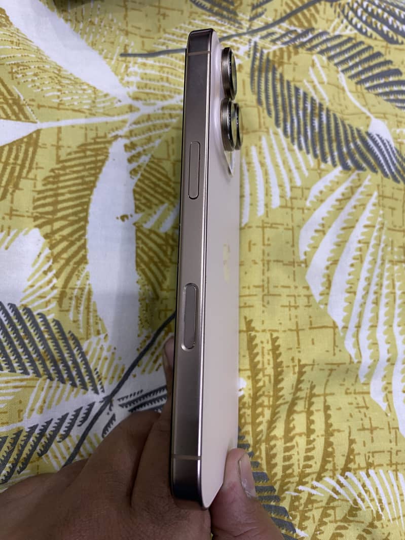 Apple iPhone 16 Pro 4