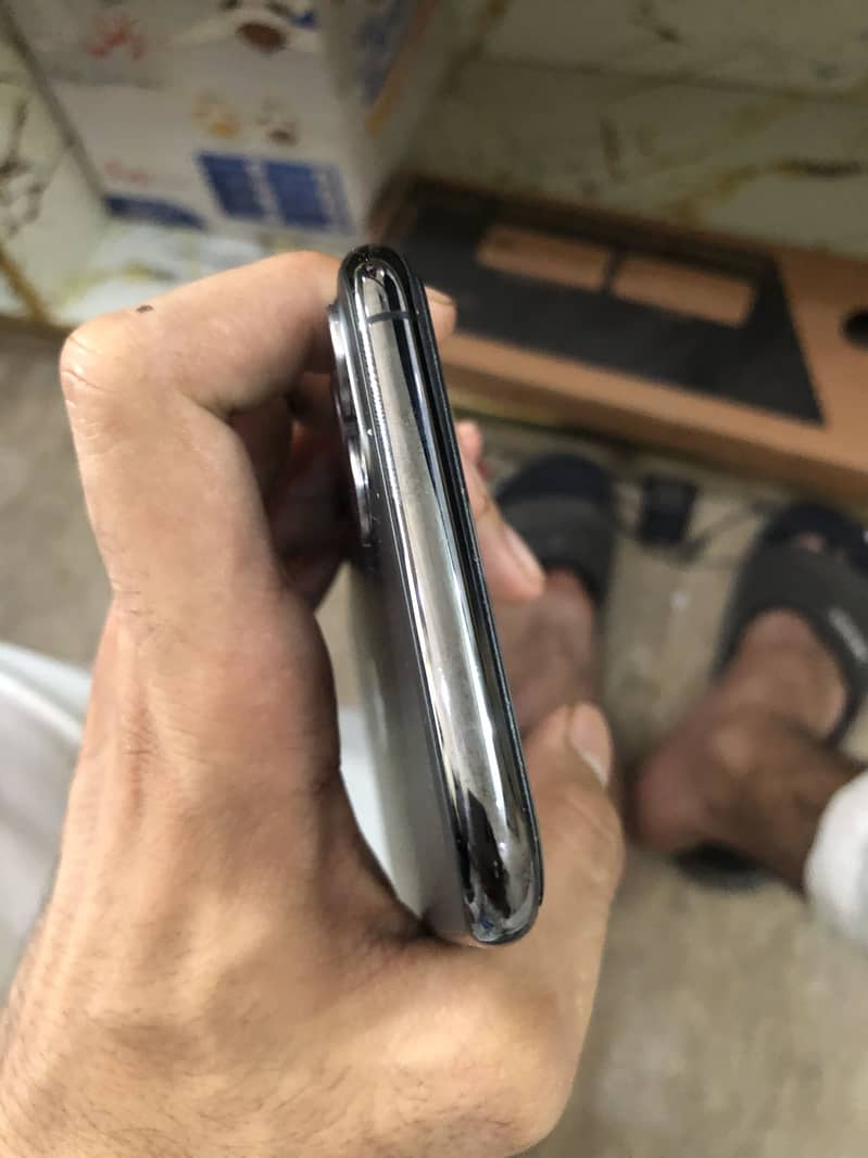 Apple iPhone 11 Pro Max 4