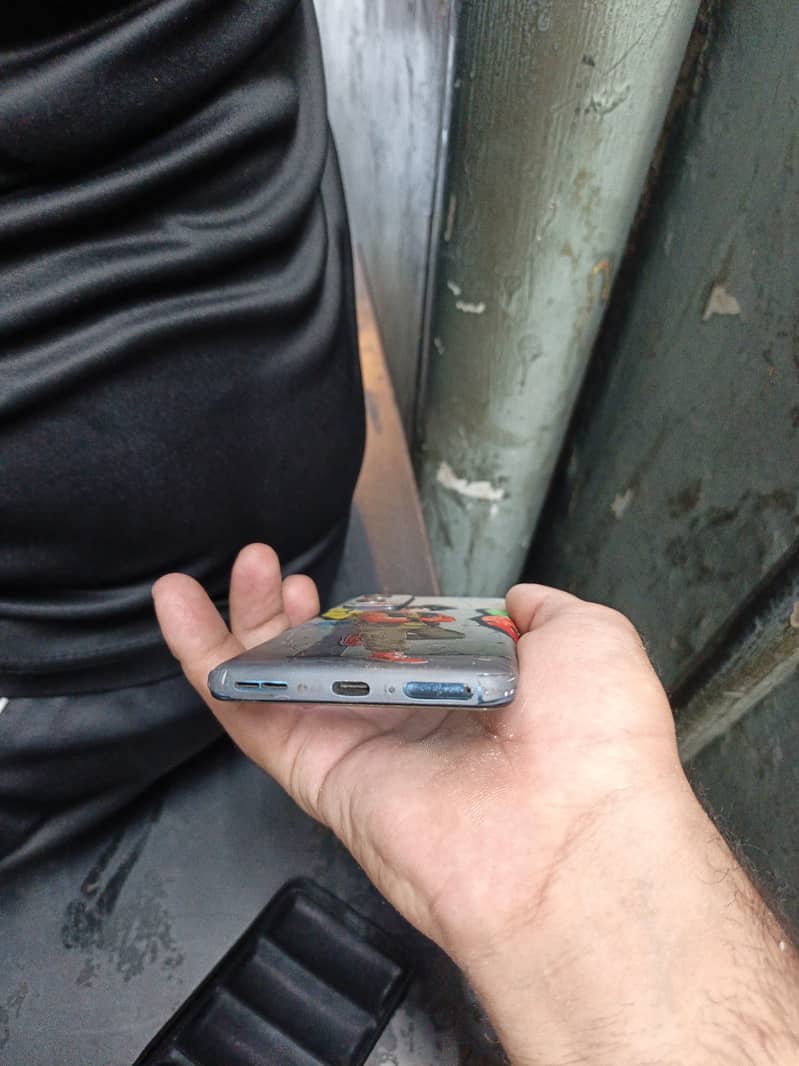 One Plus 9 5G 4