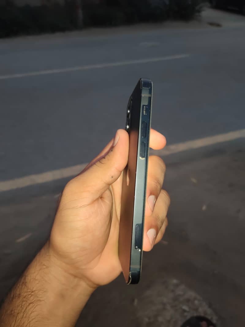Apple iPhone 12 3