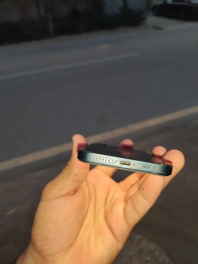 Apple iPhone 12 4