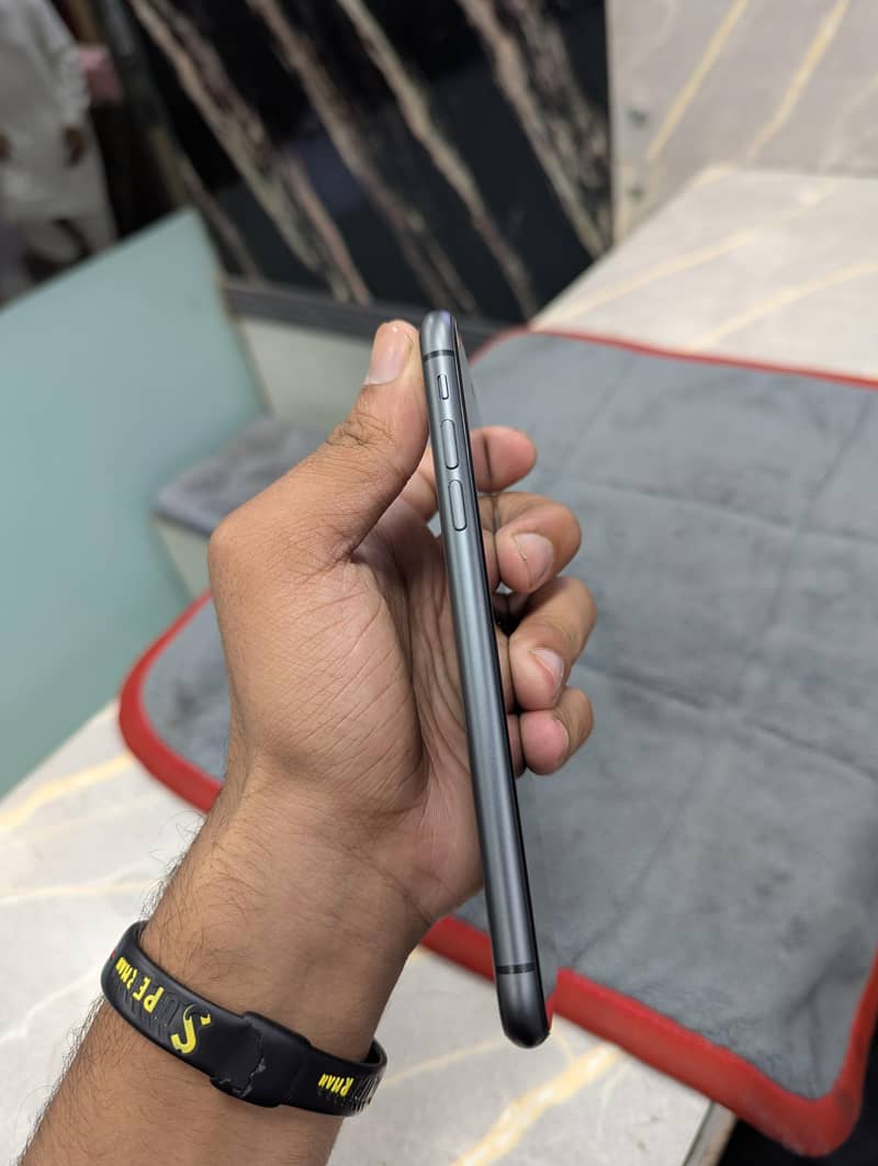 Apple iPhone 11 4
