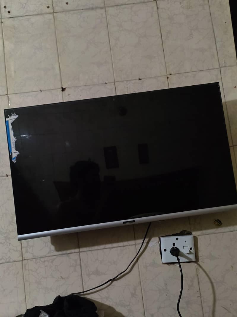 32 inch LCD 1