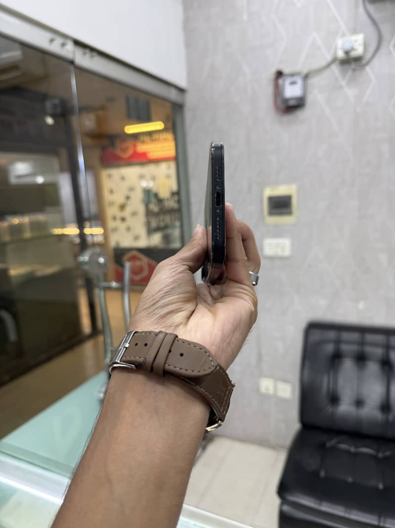 Apple iPhone 15 plus 6