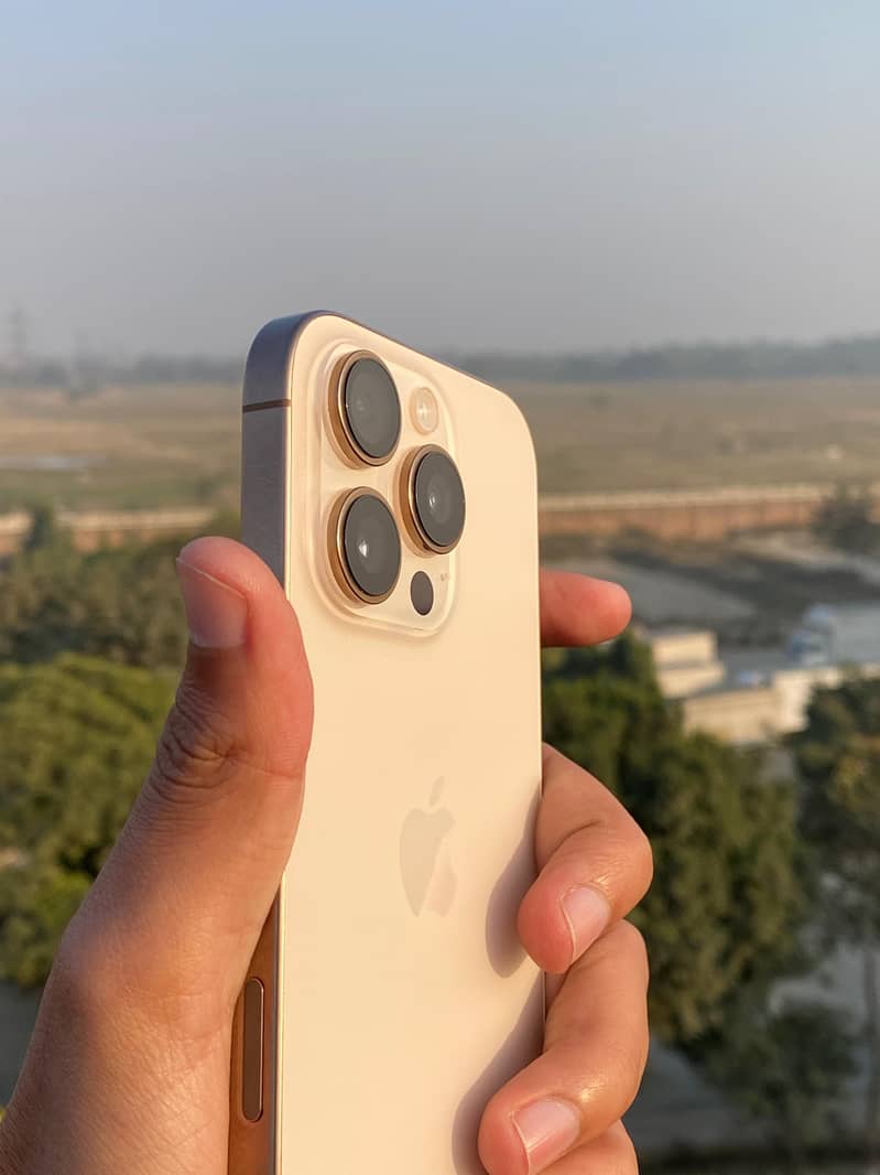 Apple iPhone 16 Pro 8