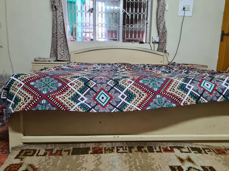 Queen bed 0
