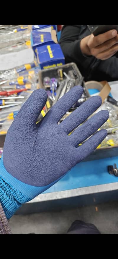 Anti cut gloves