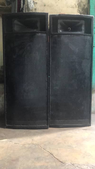 2 Tower speaker 5' with 8 channel mixer lush condition out class sound