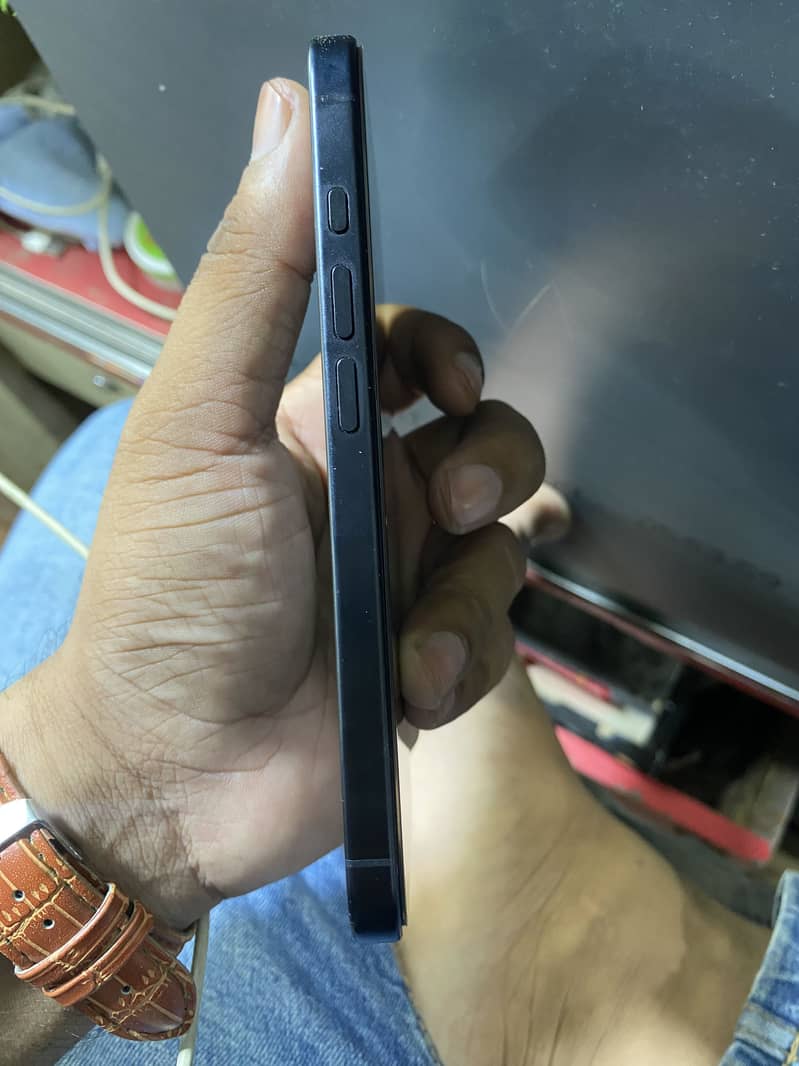 Apple iPhone 16 3