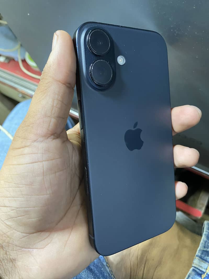 Apple iPhone 16 4