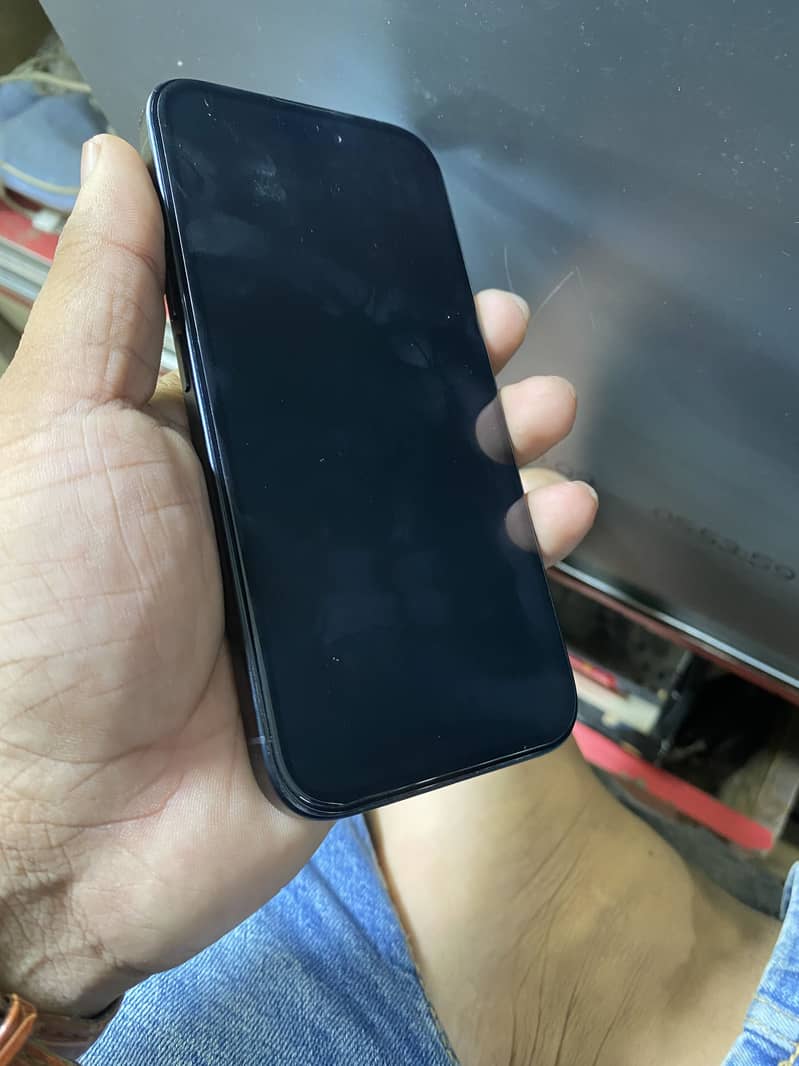 Apple iPhone 16 6