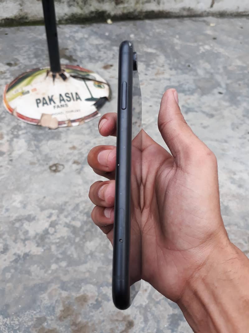 iPhone XR 3