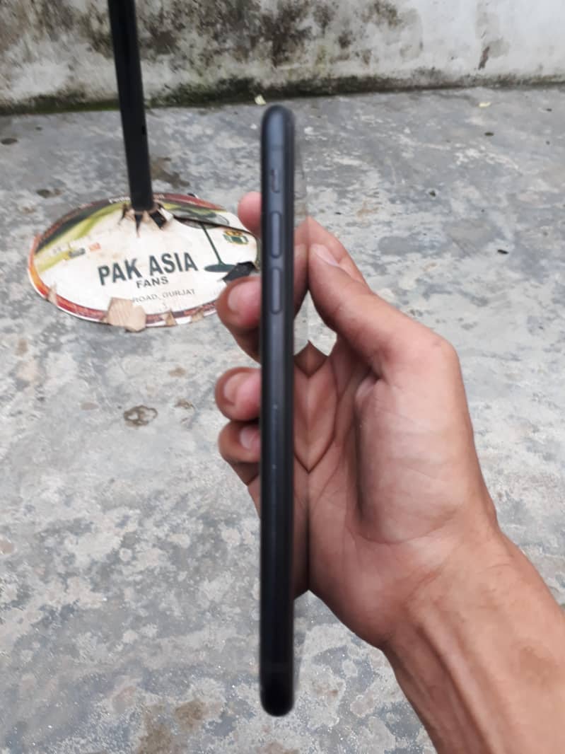 iPhone XR 4