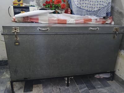 Metal Storage Trunk Peti for Sale With Stand