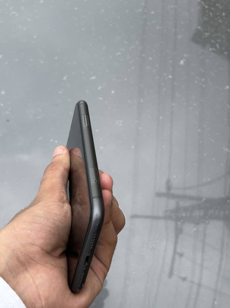 Apple iPhone 11 4