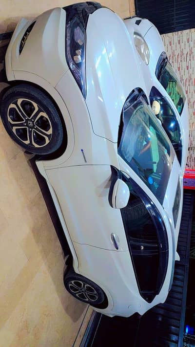 Honda Vezel 2015 Z Sensing Company sunroof  with auction sheet